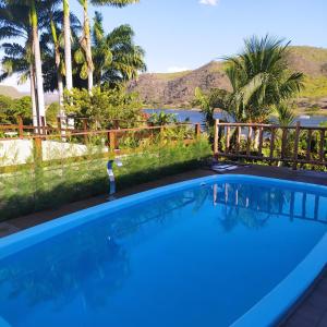 皮拉尼亚斯Casa Temporada Waldemar Damasceno - Beira Rio com piscina的蓝色的游泳池,享有水景