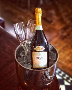 泰晤士河畔里士满红牛宾馆的一瓶装在桶里的葡萄酒和酒杯