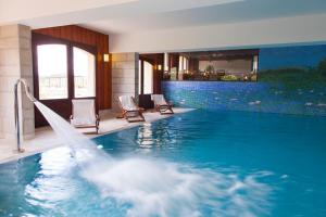 Grande Riviere卢格兰瓦酒店的一座大楼内带水滑梯的游泳池