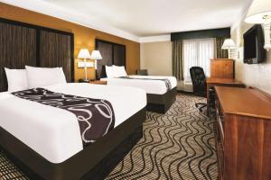 圣安东尼奥圣安东尼奥北橡树石拉昆塔套房酒店的酒店客房配有两张床和一张书桌