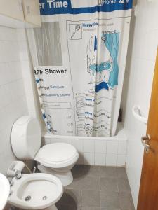 科尔多瓦Lunita de Alberdi的浴室设有卫生间和付费淋浴帘。