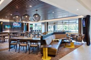 卡顿伍德SpringHill Suites by Marriott Cottonwood的一间带沙发和桌椅的餐厅