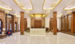 焦特布尔Radisson Jodhpur的酒店大堂设有吊灯