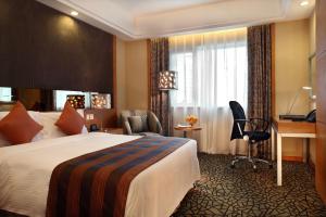 北京北京丽亭华苑酒店的配有一张床和一张书桌的酒店客房