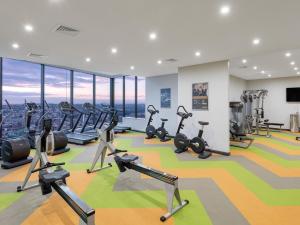 Meriton Suites World Tower, Sydney的健身中心和/或健身设施