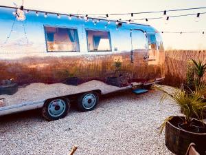 牛津Vintage 1962 airstream的老路车停在院子里