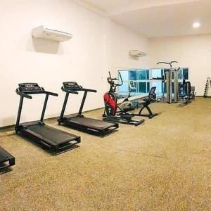 Muro Alto Condomínio Club的健身中心和/或健身设施