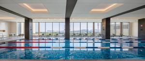 莆田莆田香格里拉的享有大楼景致的游泳池