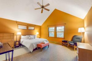 坦纳斯维尔Northridge 460的一间卧室设有黄色的墙壁、一张床和一张书桌