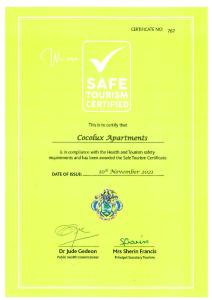 拉迪格岛CocoLux Luxury Apartments的带有安全行程认证标志的证书的黄色信封