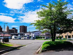 八户市Hachinohe Plaza Hotel的停车场里一条有树的街道