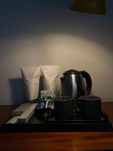 科钦The Reach Hotel的托盘,带两个杯子和茶壶