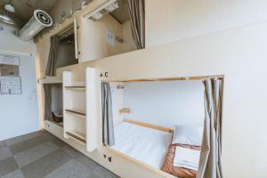 札幌札幌青年旅舍的一间小房间,内设一张双层床
