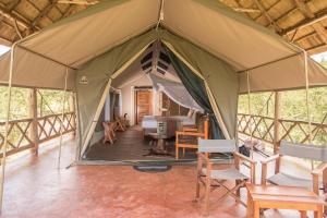 Murchison Falls National ParkTwiga Safari Lodge的帐篷内配有桌椅