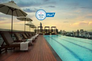 曼谷曼谷碧武里47莎玛服務式公寓的建筑物屋顶上的游泳池