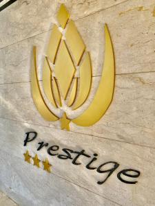 得土安Prestige Hotel & Spa的墙上百事公司的一个标志