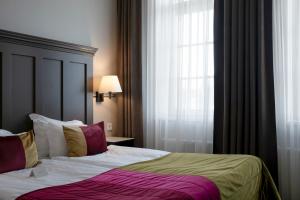 延雪平瑞典精英酒店的一间卧室设有一张床和一个窗口