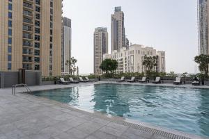HiGuests - Artistic Apt with Balcony Overlooking Dubai Canal内部或周边的泳池