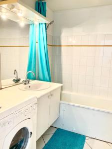 里夫杜海滩COUP DE CŒUR - ILE DE RE - Maison 3 chambres的浴室配有洗衣机、水槽和浴缸