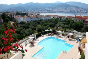 斯科派洛斯Skopelos Summer Homes的享有度假村游泳池的景色