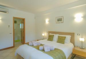 拉戈斯Casa Monte Cristo Apartments - Lime的卧室配有一张带两个枕头的大白色床