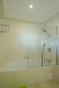 拉戈斯Casa Monte Cristo Apartments - Lime的浴室里设有玻璃门淋浴