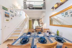 厄尔梅达诺MEDANO4YOU Barefoot Beach House的一间带桌椅和楼梯的用餐室