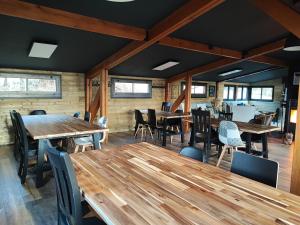 Le BleymardLes Chalets Du Goulet的用餐室配有木桌和椅子