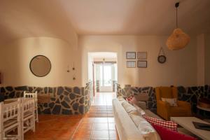 Casa Rural La Salamandrija- con piscina- petfriendly的休息区