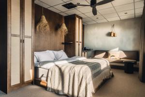 法尔肯贝里海洋酒店的一间卧室配有一张床和吊扇