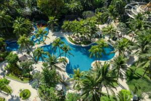 马尼拉Edsa Shangri-La, Manila的棕榈树度假村的游泳池景