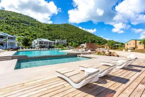 Wyndham Tortola BVI Lambert Beach Resort内部或周边的泳池