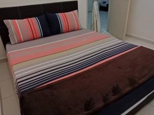 马六甲Rumah Melaka的床上有色彩缤纷的枕头
