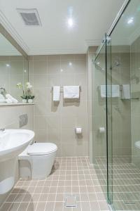 悉尼Best Western Plus Camperdown Suites的浴室配有卫生间、盥洗盆和淋浴。