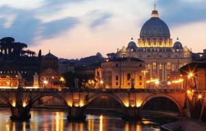 罗马梵蒂冈罗斯安蒂奇住宿加早餐旅馆的一座建筑物前的河上桥梁