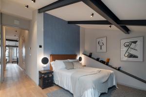 拉科鲁尼亚housingcoruña REAL58的一间卧室设有一张大床和蓝色的墙壁