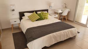 莫哈卡尔Casa Rainbow - Boutique Bed & Breakfast的一间卧室配有一张带2个床头柜的大床