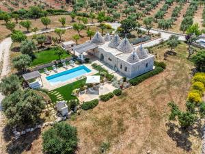 奥斯图尼Trulli Gianpaolo - Luxury Villa的享有带游泳池的庄园的空中景致