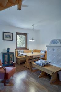 绍里斯Casa Sauris的客厅配有木桌和长凳