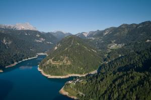 绍里斯Casa Sauris的享有高山湖泊的空中景致