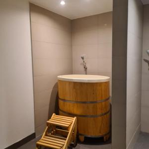 西恩纳Apartament Czarna Góra BORMIO 2的浴室配有木制浴缸和水槽