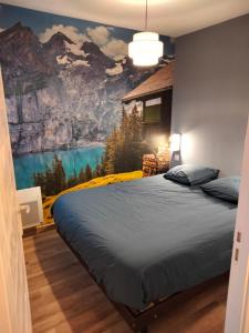 安格勒Panoramic Les Angles的卧室配有一张大床,墙上挂有绘画作品