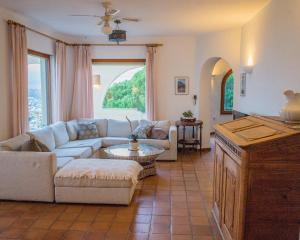 库姆布勒德尔索尔Casa Inca, Villa with heatable pool and top view atop Moraira El Portet的客厅配有沙发和桌子