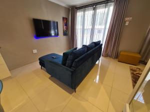 德班ARCHITECTS VIEW - VIP FAMILY SUITE的带沙发和电视的客厅