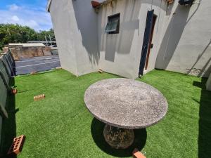 德班ARCHITECTS VIEW - VIP FAMILY SUITE的绿色草坪庭院中的圆桌