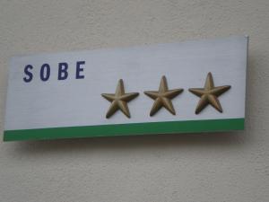 洛加泰茨托拉兹旅馆的挂在墙上的标牌上的三星