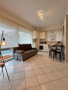 纳弗帕克托斯Angelland Luxury Suites的客厅配有沙发和桌子