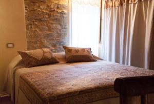 里奥马哲雷伊尔奈塔雷农家乐的一张位于带大窗户的房间内的床铺