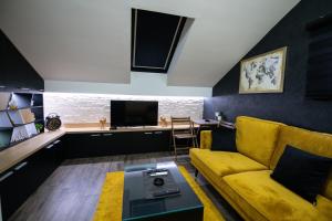 瓦列沃Lux Jefimija的客厅配有黄色的沙发和桌子