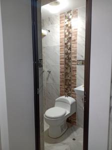 HuancavelicaPYMABET的一间带卫生间和水槽的浴室